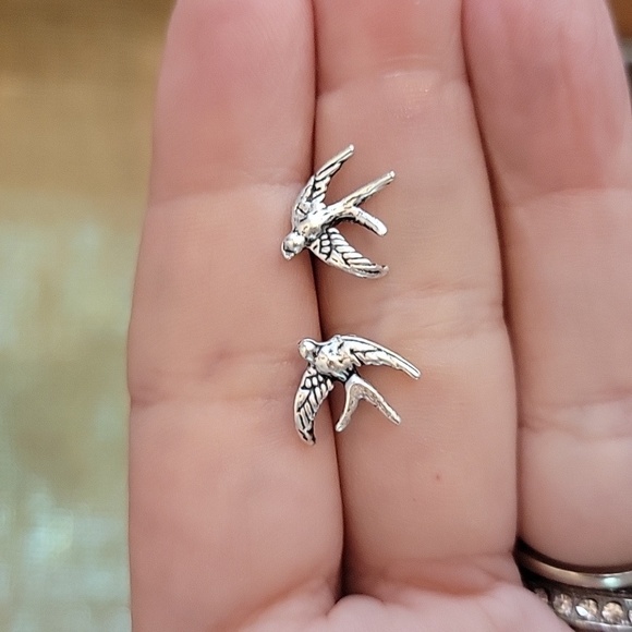 🔥LAST PAIR🔥 Soaring Swallow Stud Earrings - Picture 6 of 8